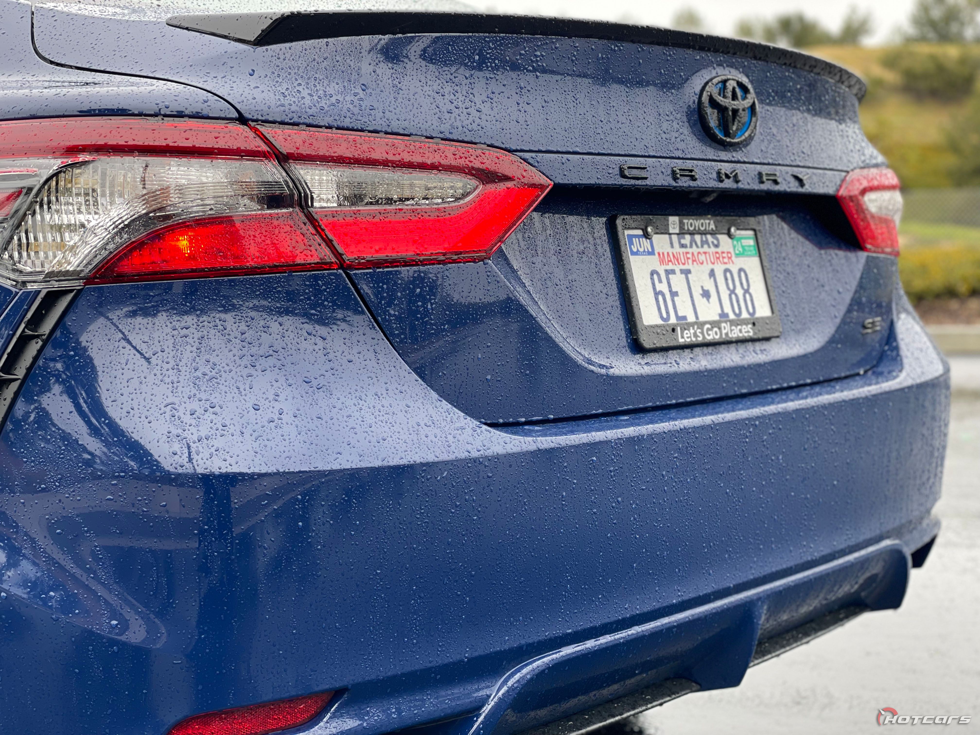 Toyota Camry SE Hybrid Nightshade 2023 сзади