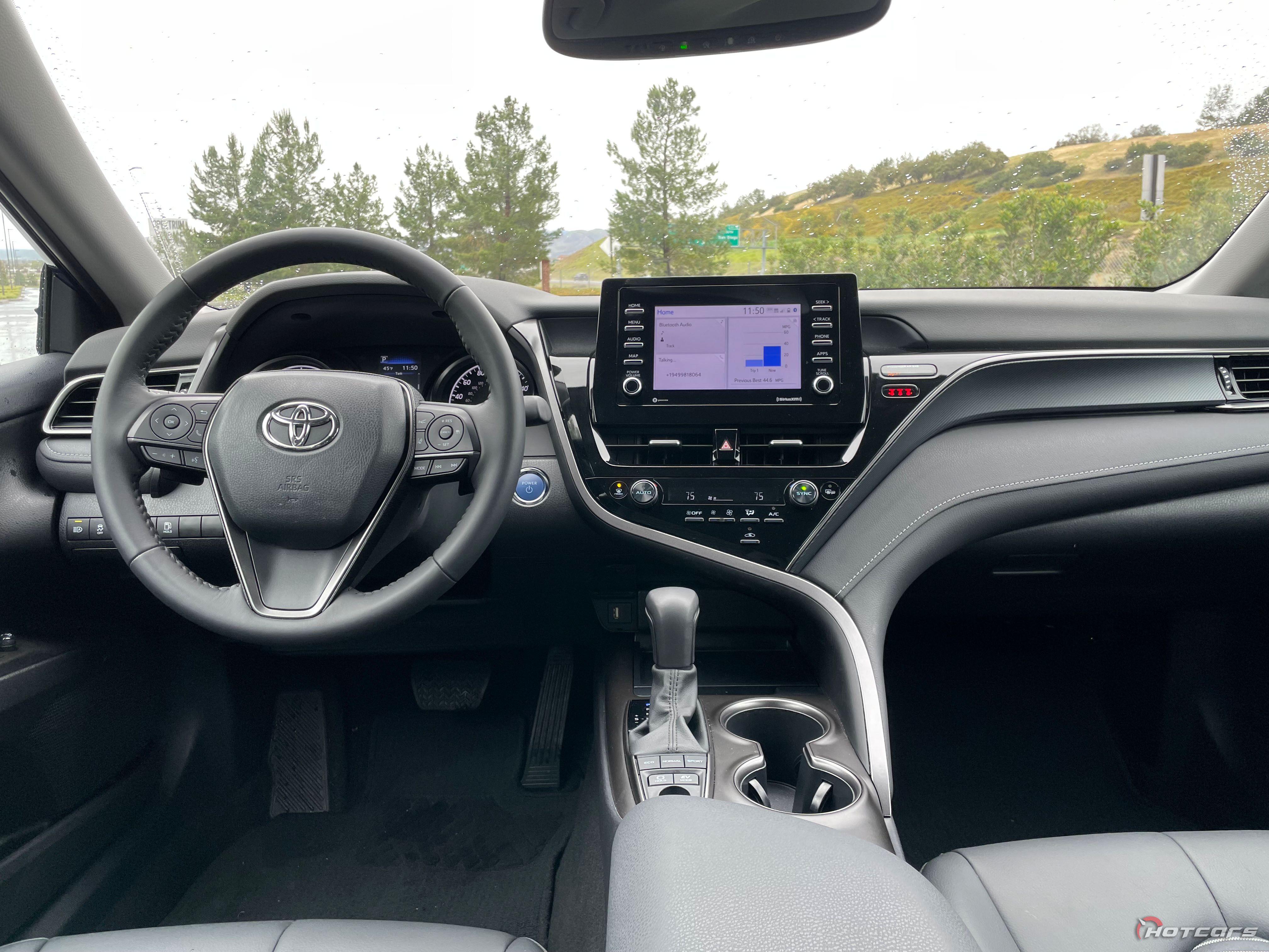 Приборная панель Toyota Camry SE Hybrid Nightshade 2023