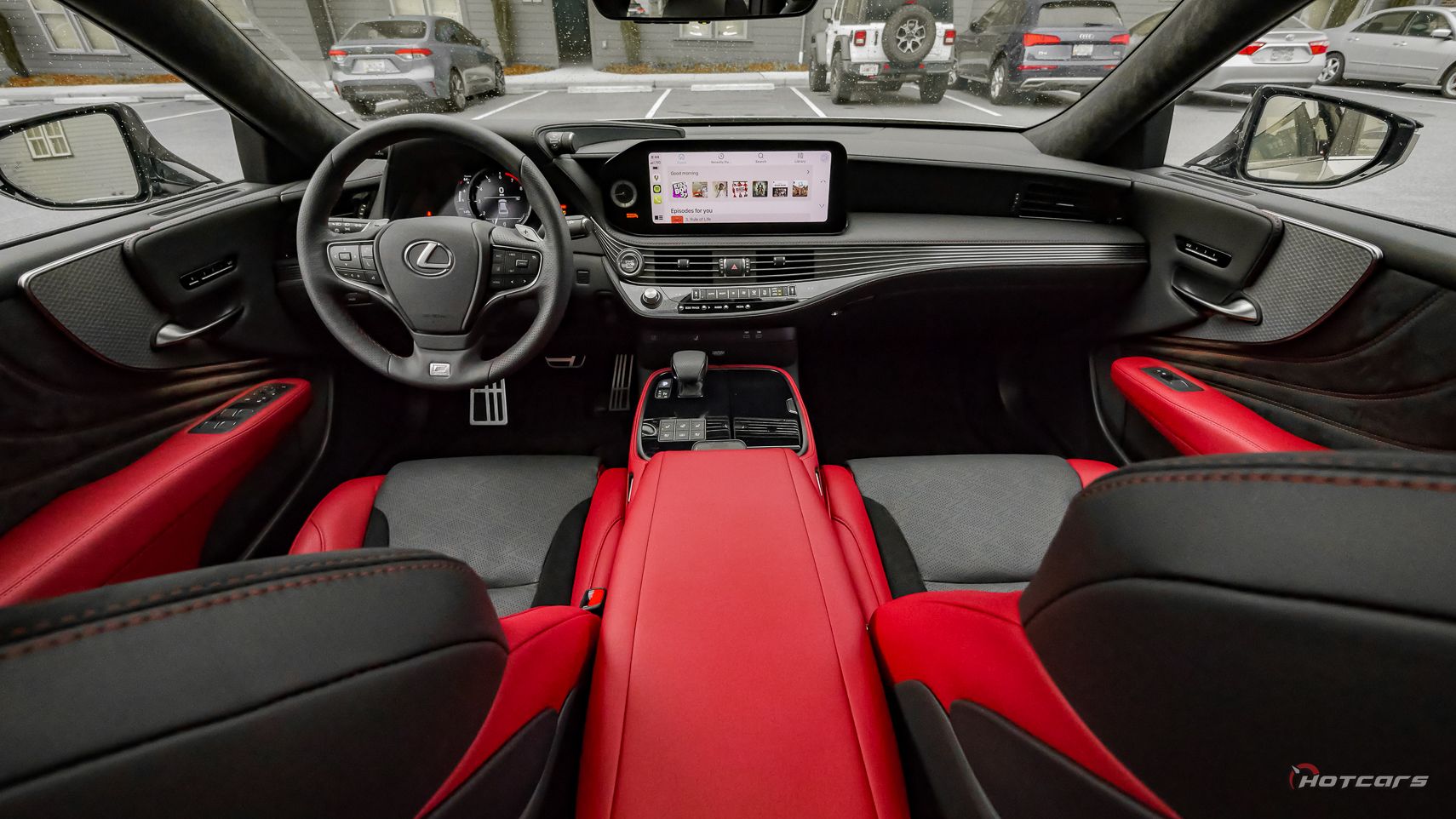 Интерьер Lexus LS 500 F Sport AWD 2023 года в красном цвете