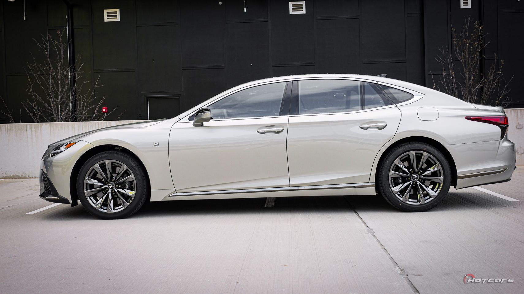 Боковой профиль Lexus LS 500 F Sport AWD 2023 года