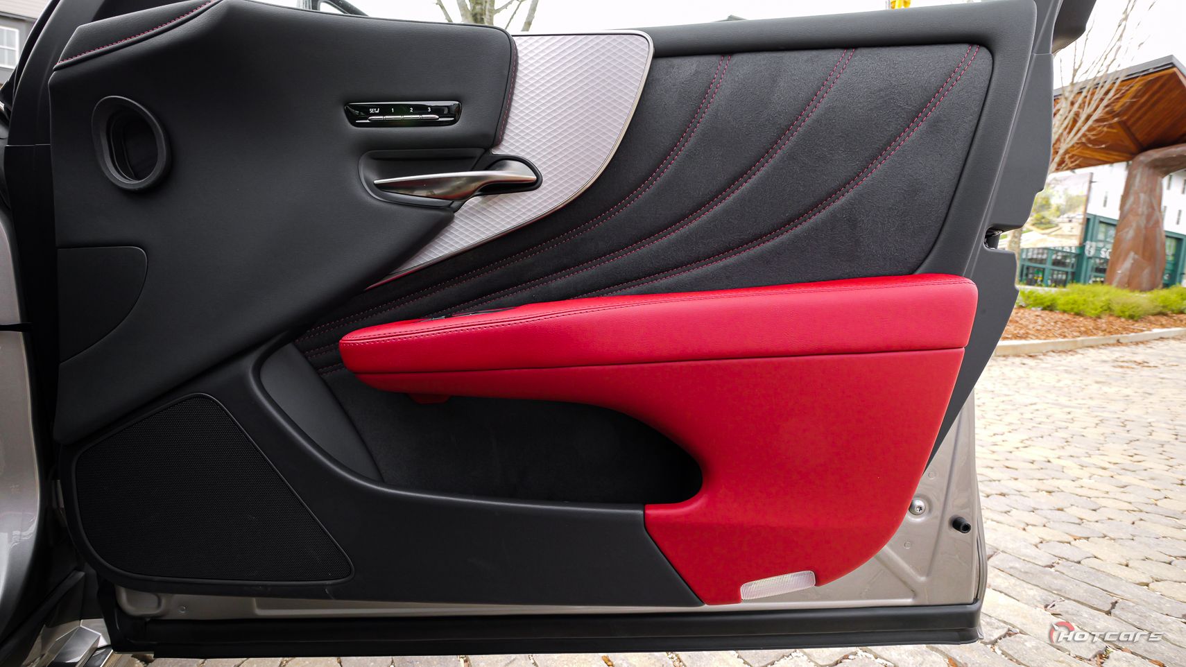 Детали дверей Lexus LS 500 F Sport AWD 2023 года