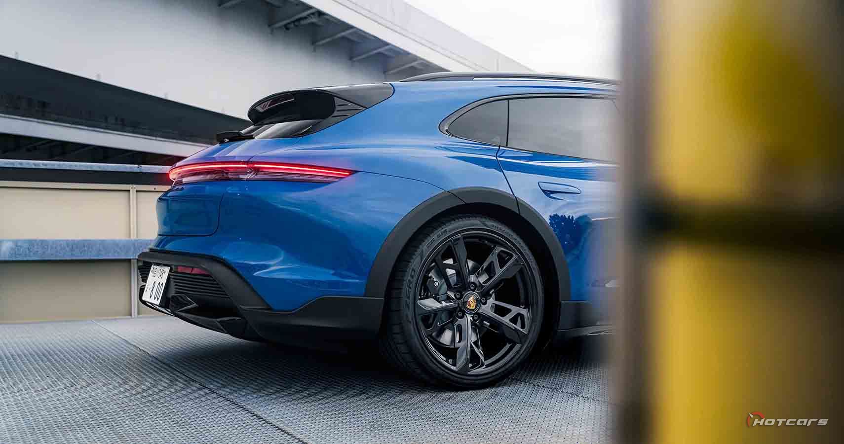 Снимок сзади синего Porsche Taycan Cross Turismo