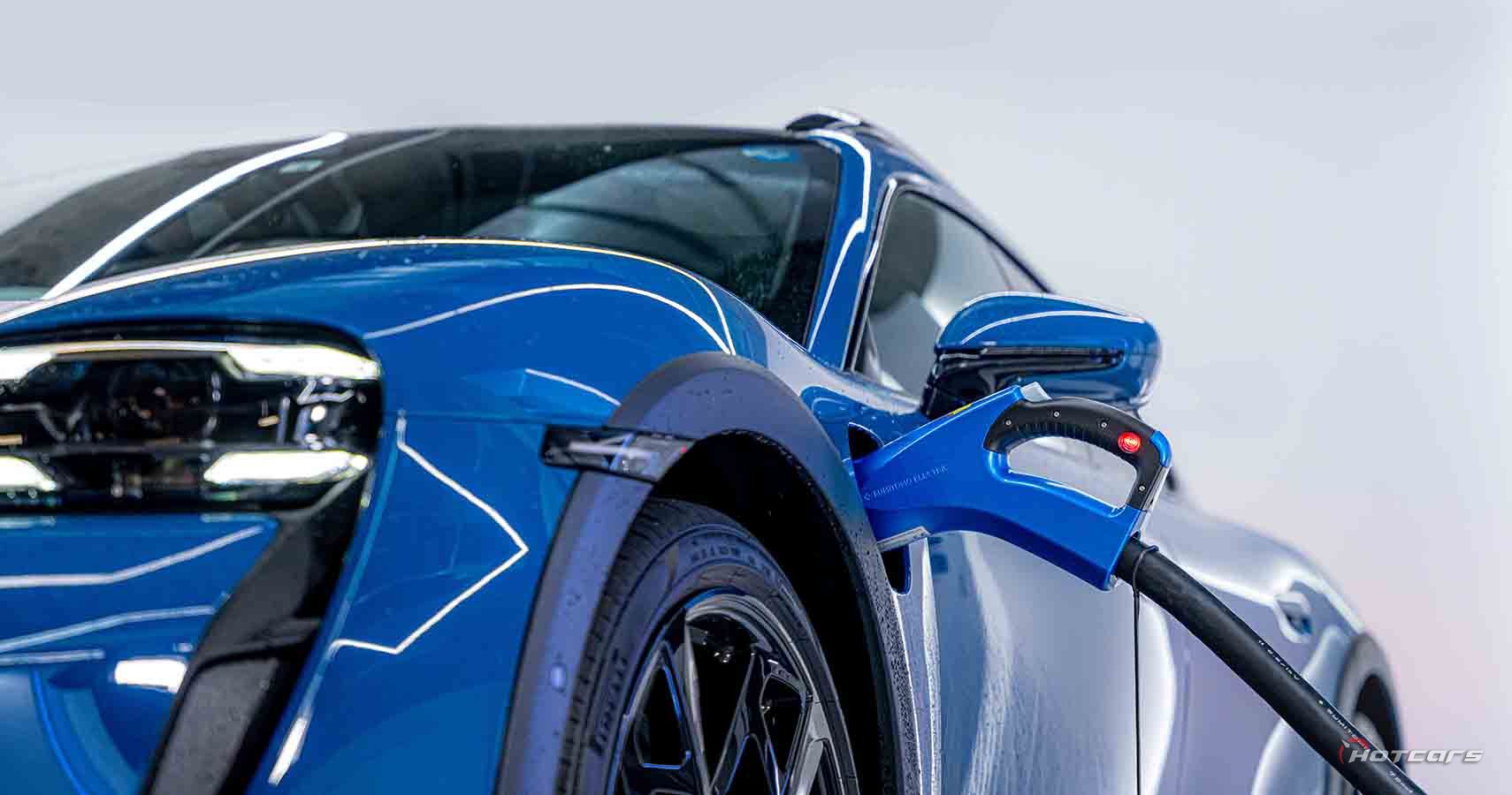 Синий Porsche Taycan для зарядки