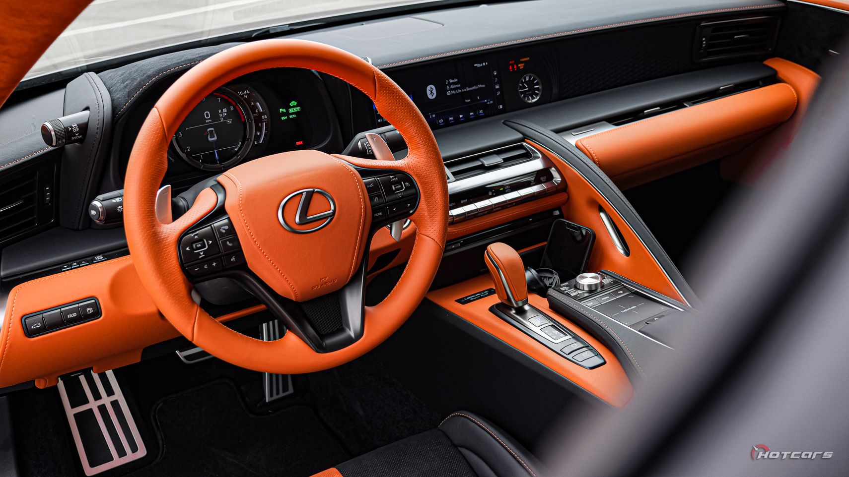 Интерьер Lexus LC 500h 2023 года