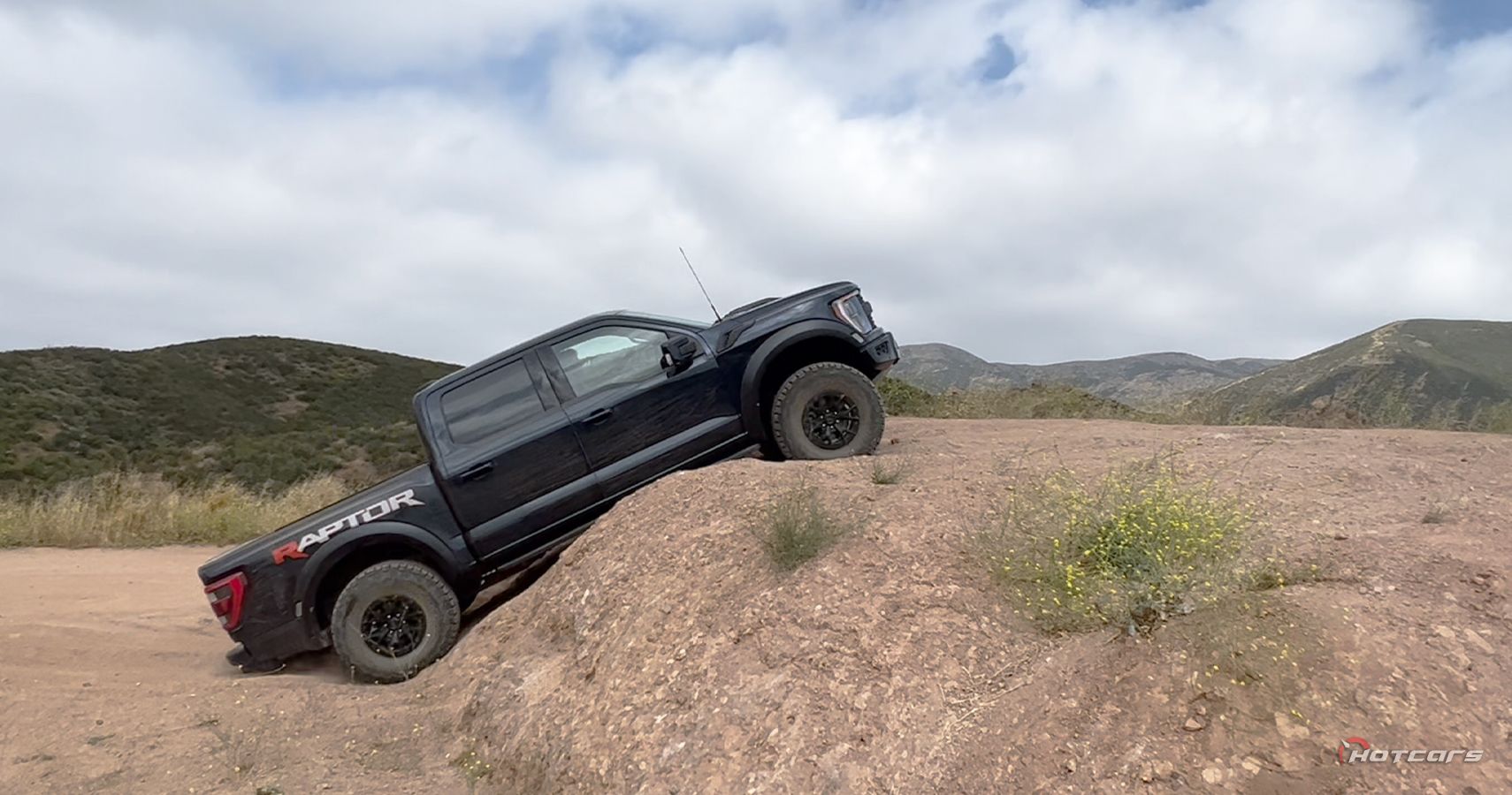 Ford F-150 Raptor R Ползет по камням