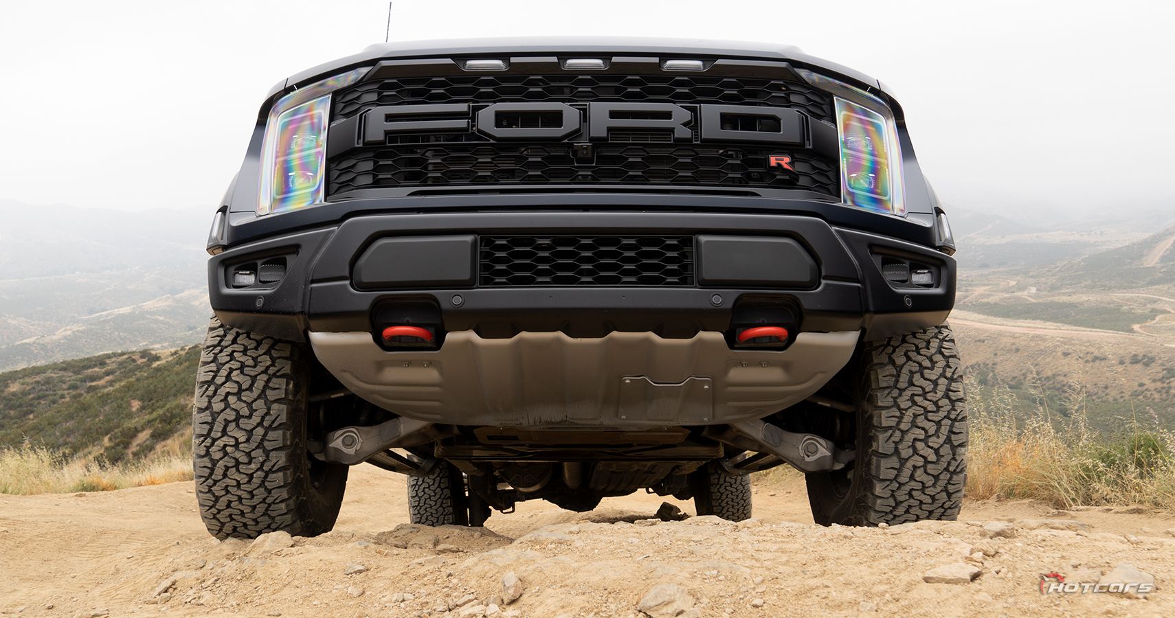 Ford F-150 Raptor R Снизу, снаружи, на песке