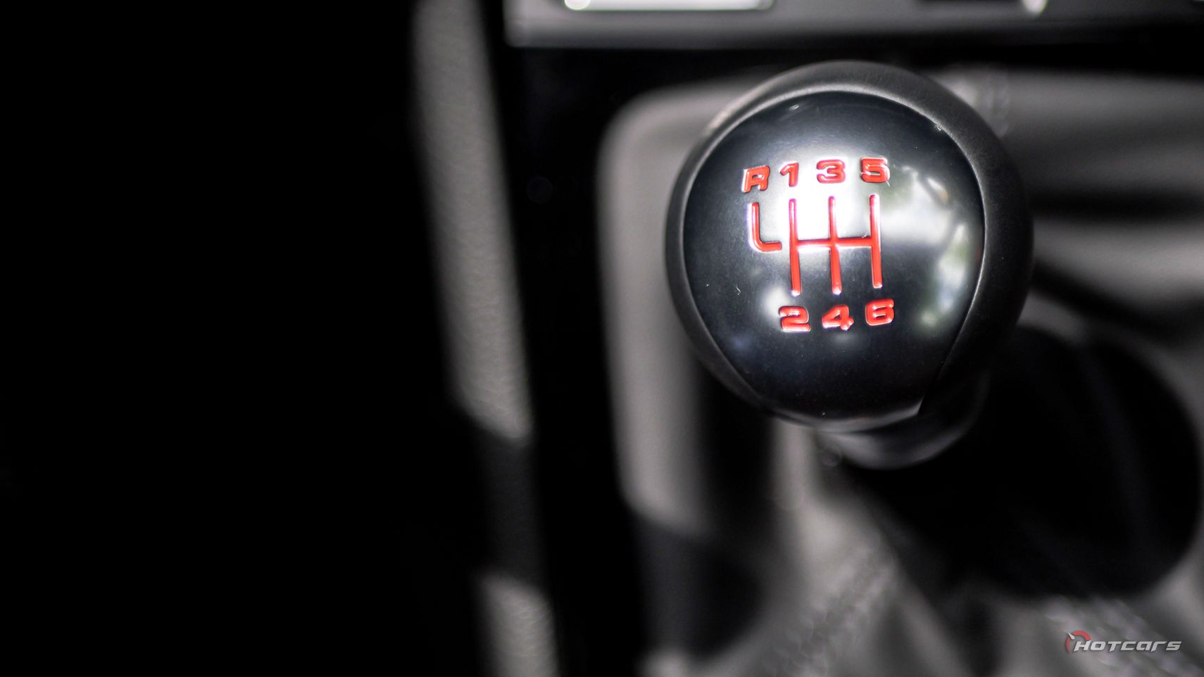 Ручка переключения передач Porsche 718 Boxster T 2023 года выпуска крупным планом