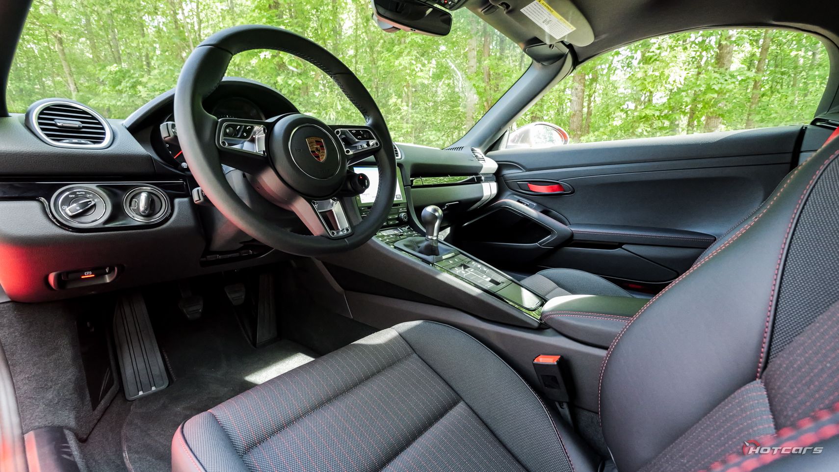 Интерьер Porsche 718 Boxster T 2023 года выпуска