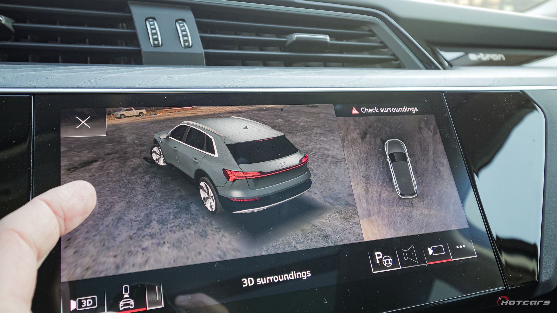 Парковочный экран Audi Q8 e-tron quattro 2024 года выпуска
