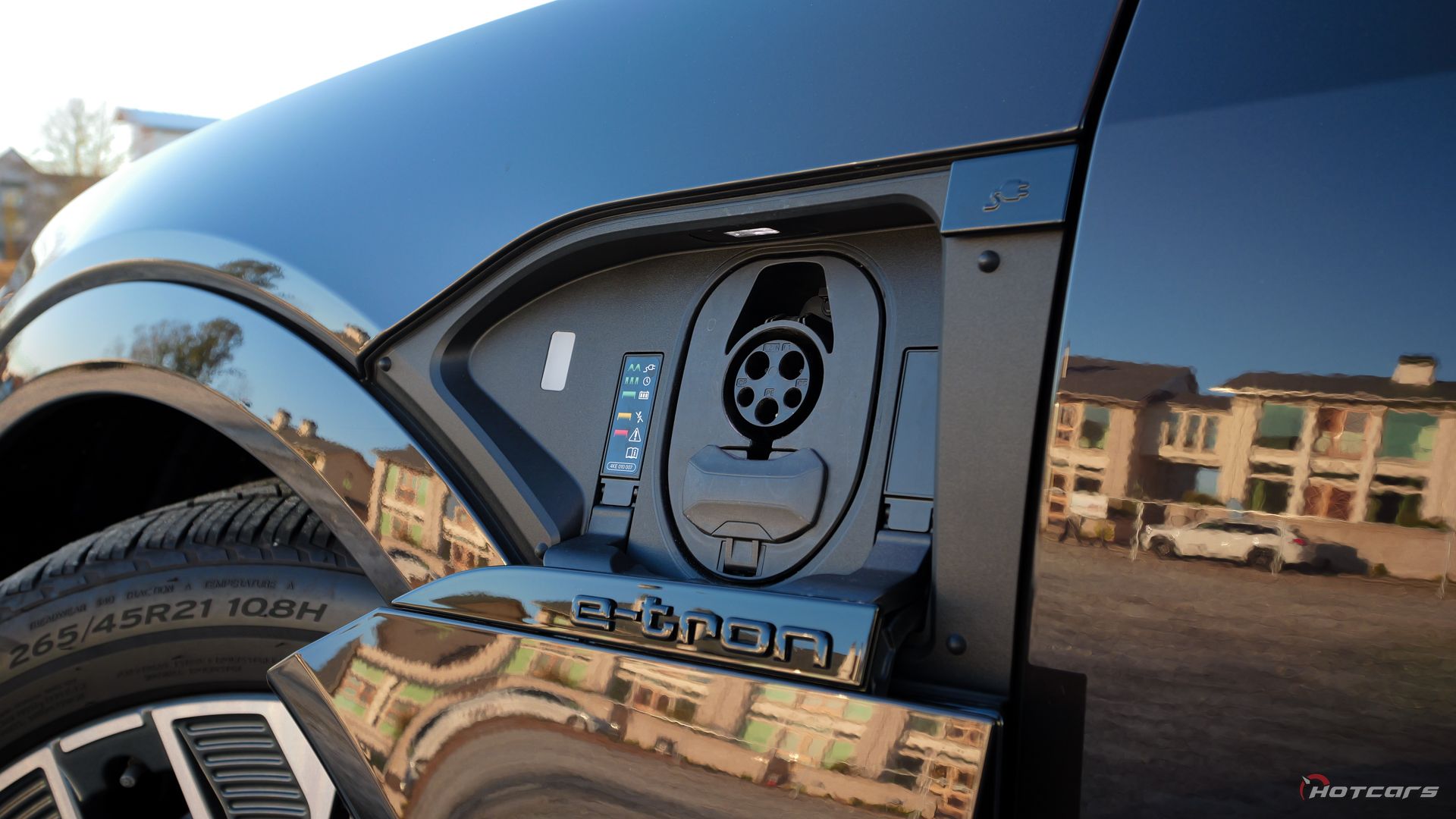 Дверь зарядного порта Audi Q8 e-tron quattro 2024 года выпуска