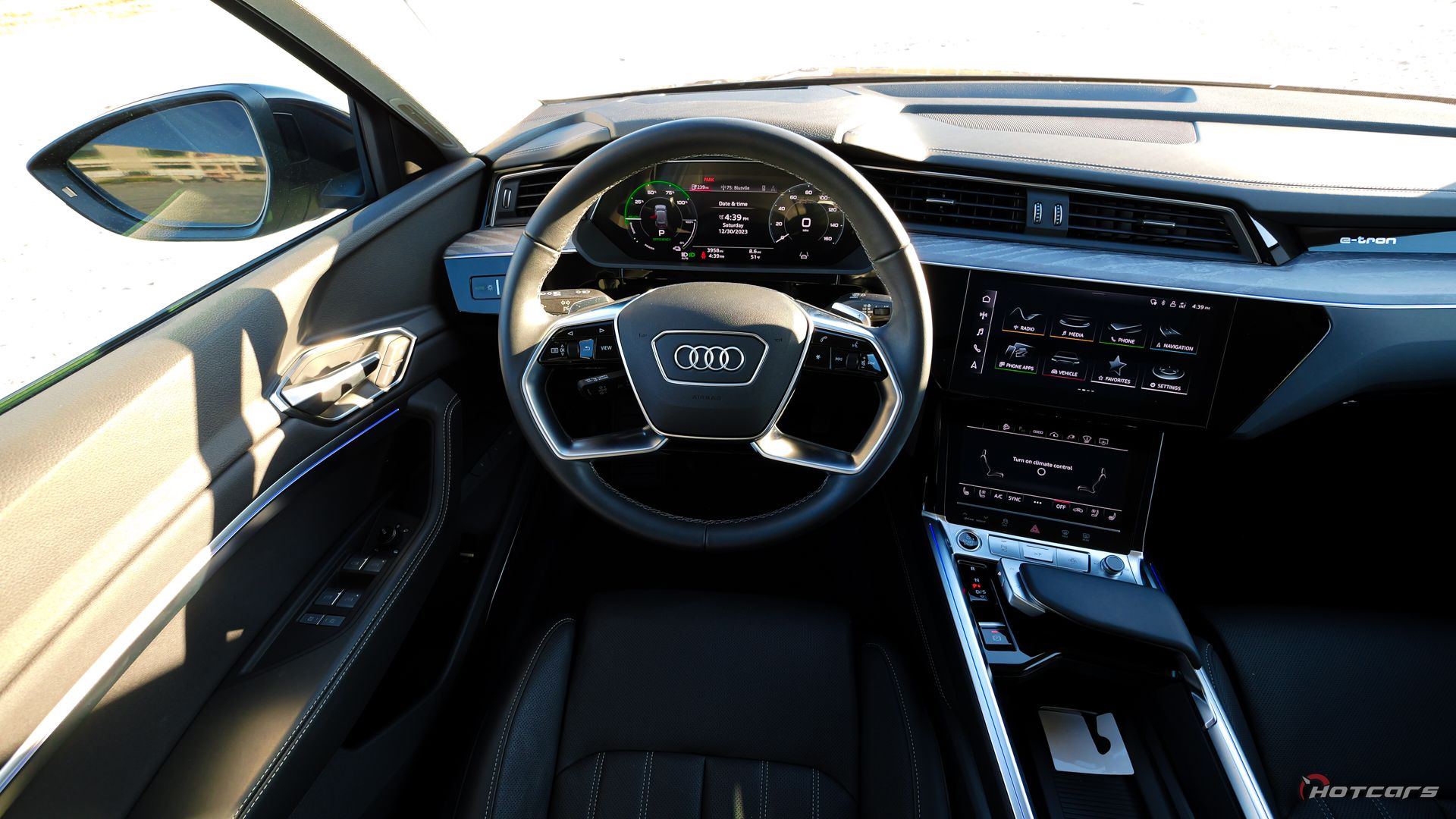 Вид водителя Audi Q8 e-tron quattro 2024 года выпуска