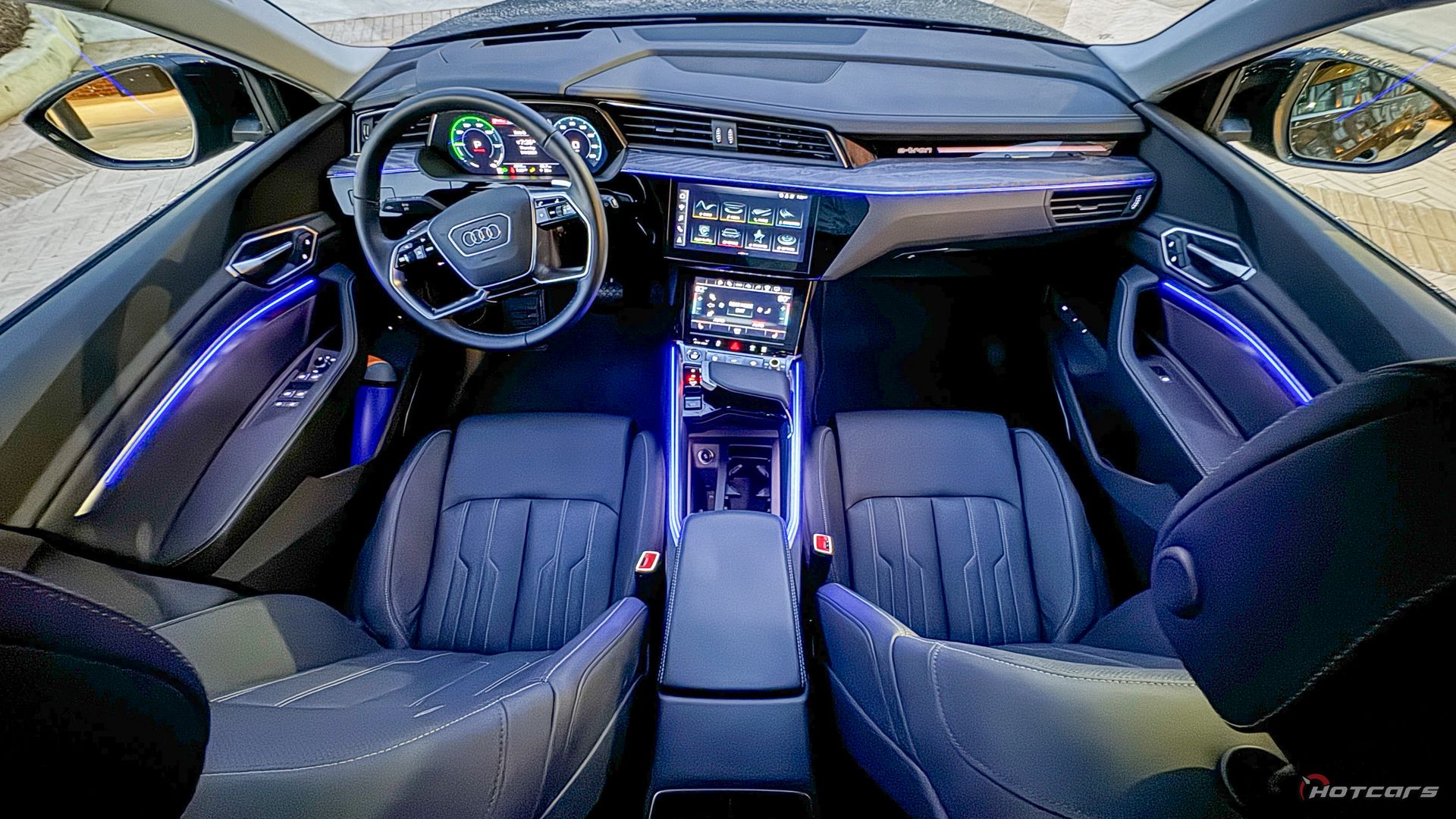 Салон Audi Q8 e-tron quattro 2024 года выпуска ночью