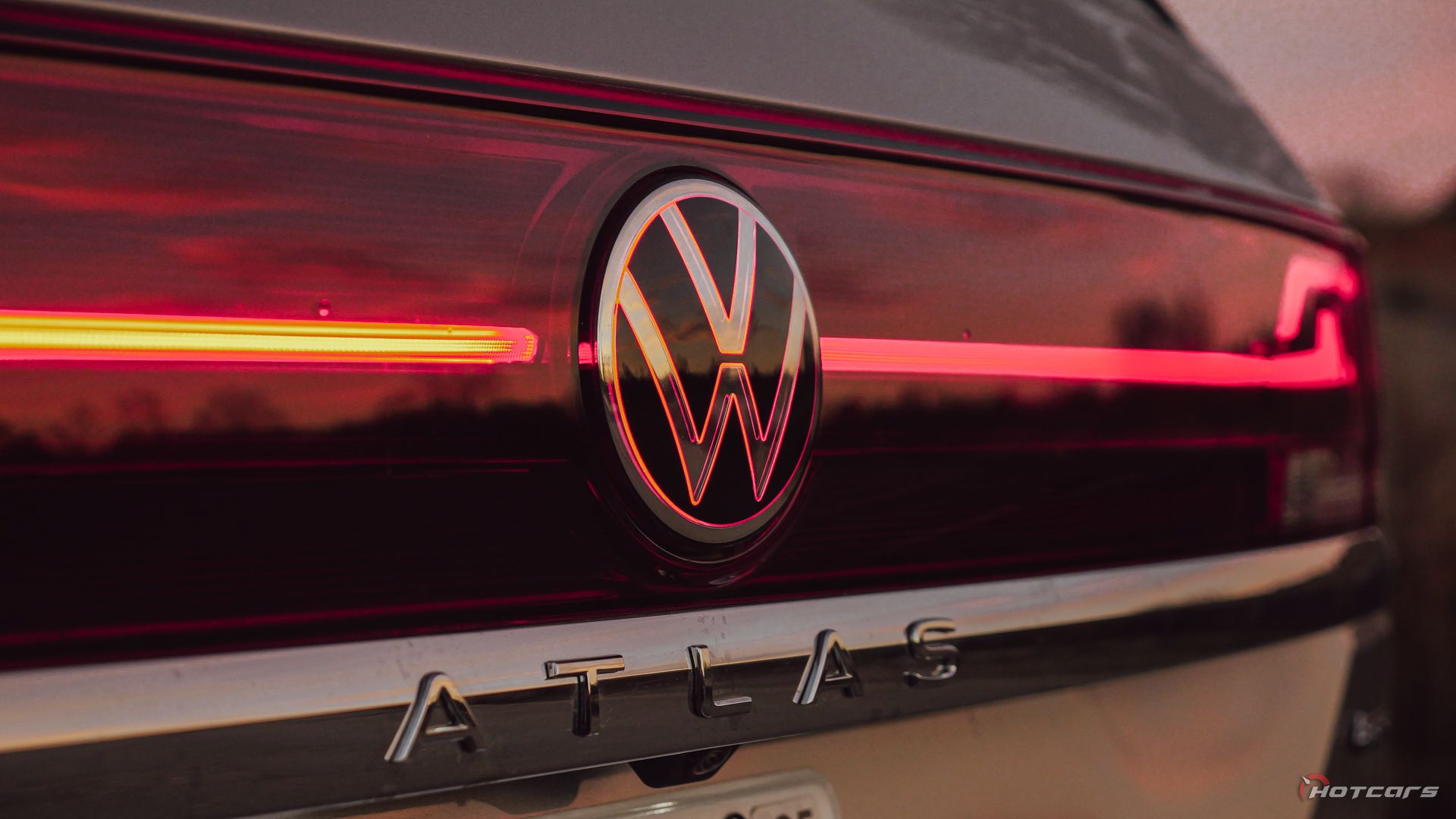 Планка заднего фонаря Volkswagen Atlas R-Line 2024 года выпуска и значок VW