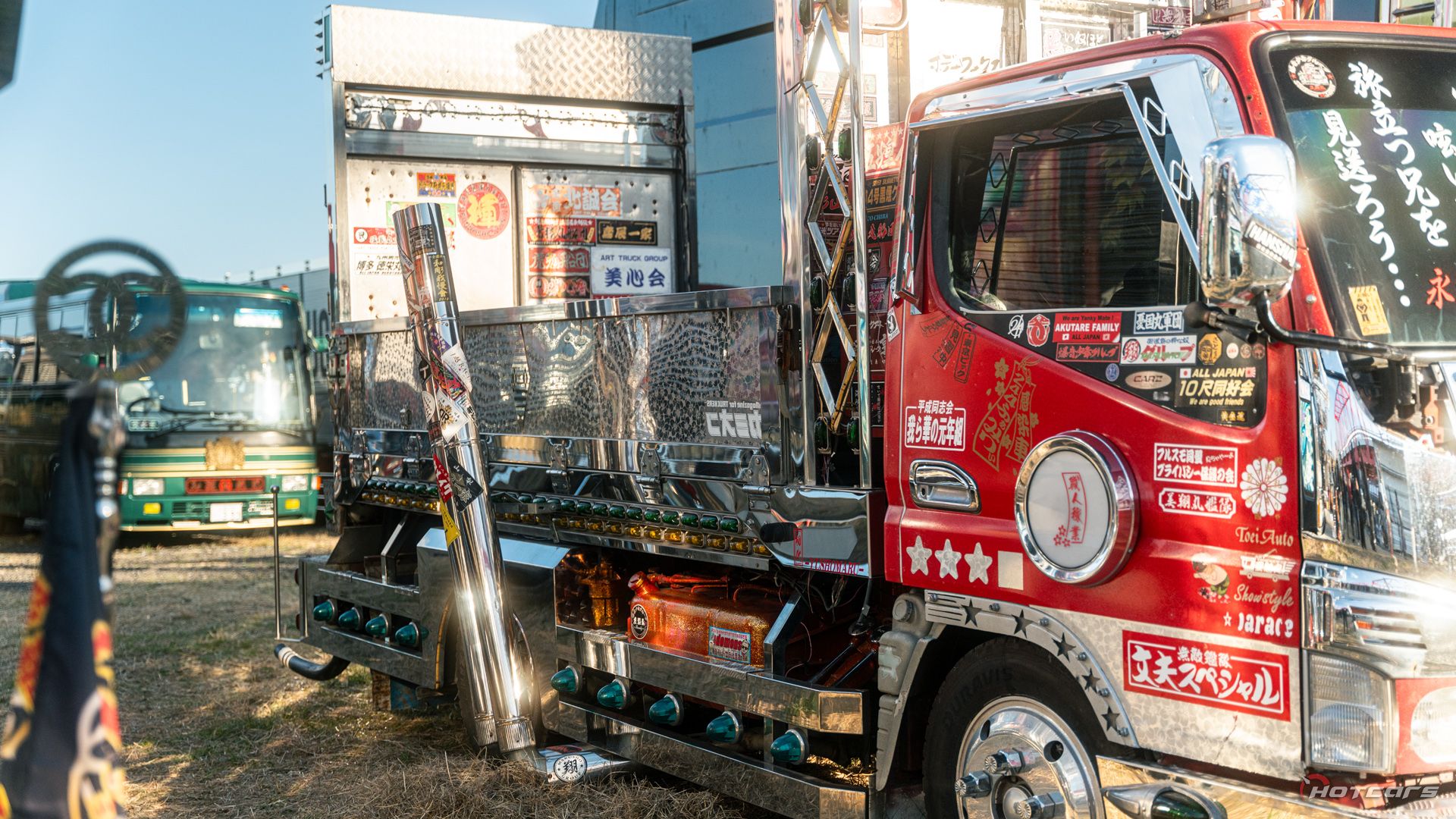 Dekotora truck side exhaust