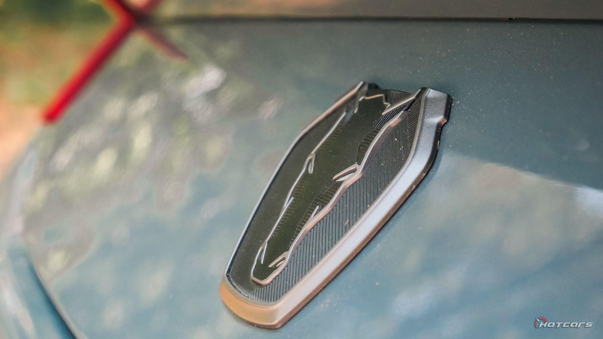 Logotipo do Ford Mustang Dark Horse 2024 no porta-malas